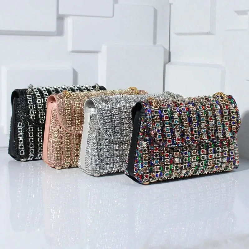 Brilla in serata con questa pochette glamour di strass 